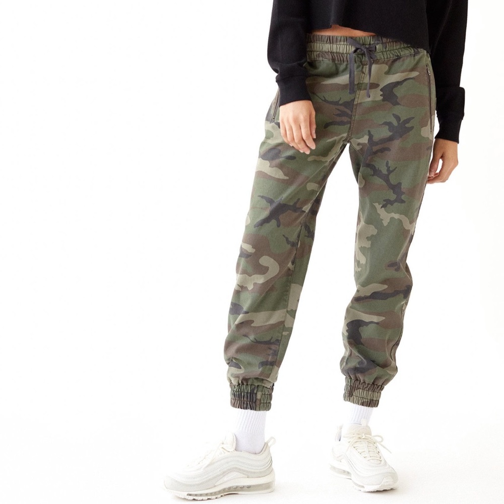 Aritzia TNA Camo joggers